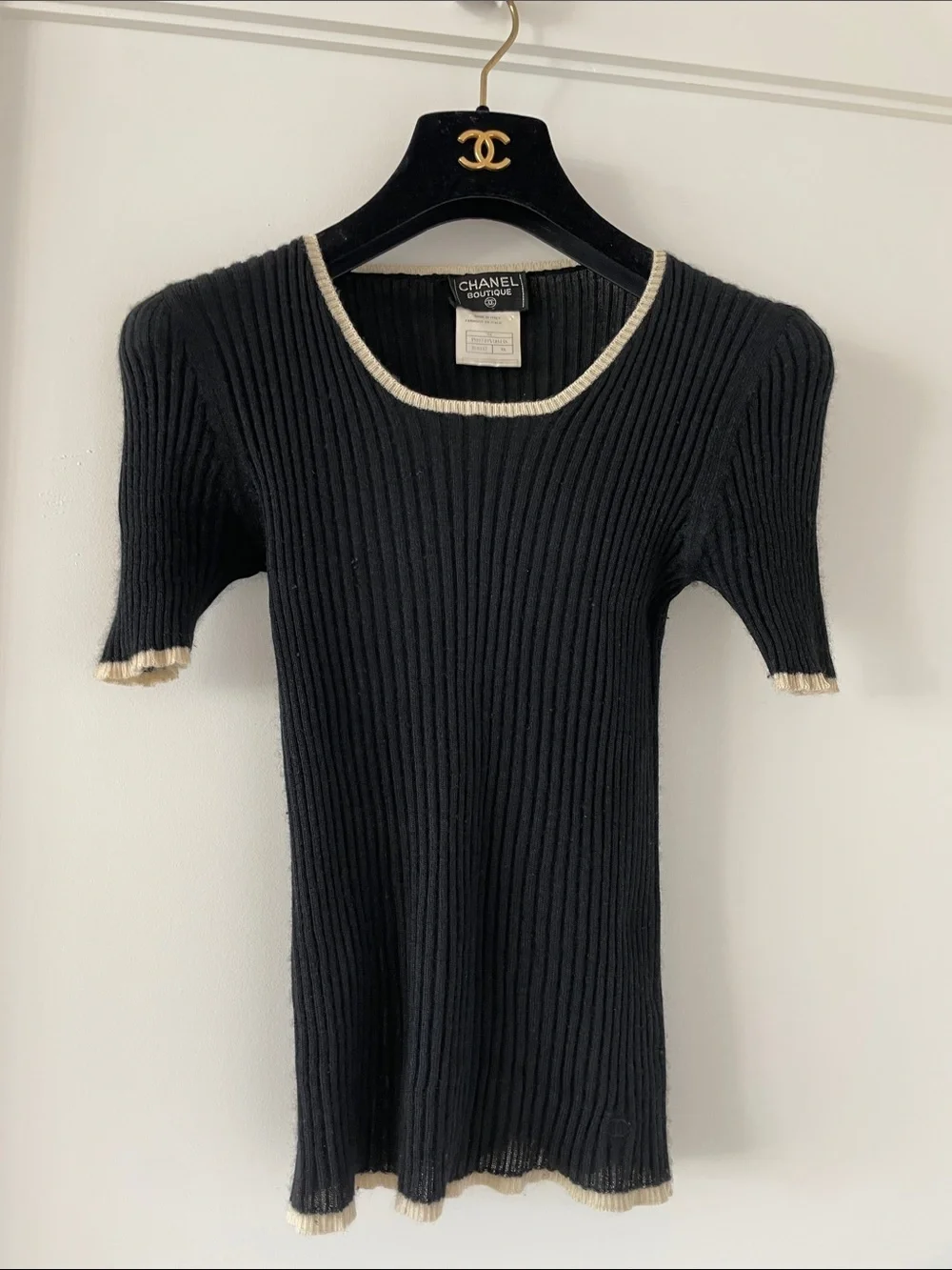 CHANEL Authentic Black Ribbed Scoop-Neck Short-Sleeve Sweater with Cream Trim